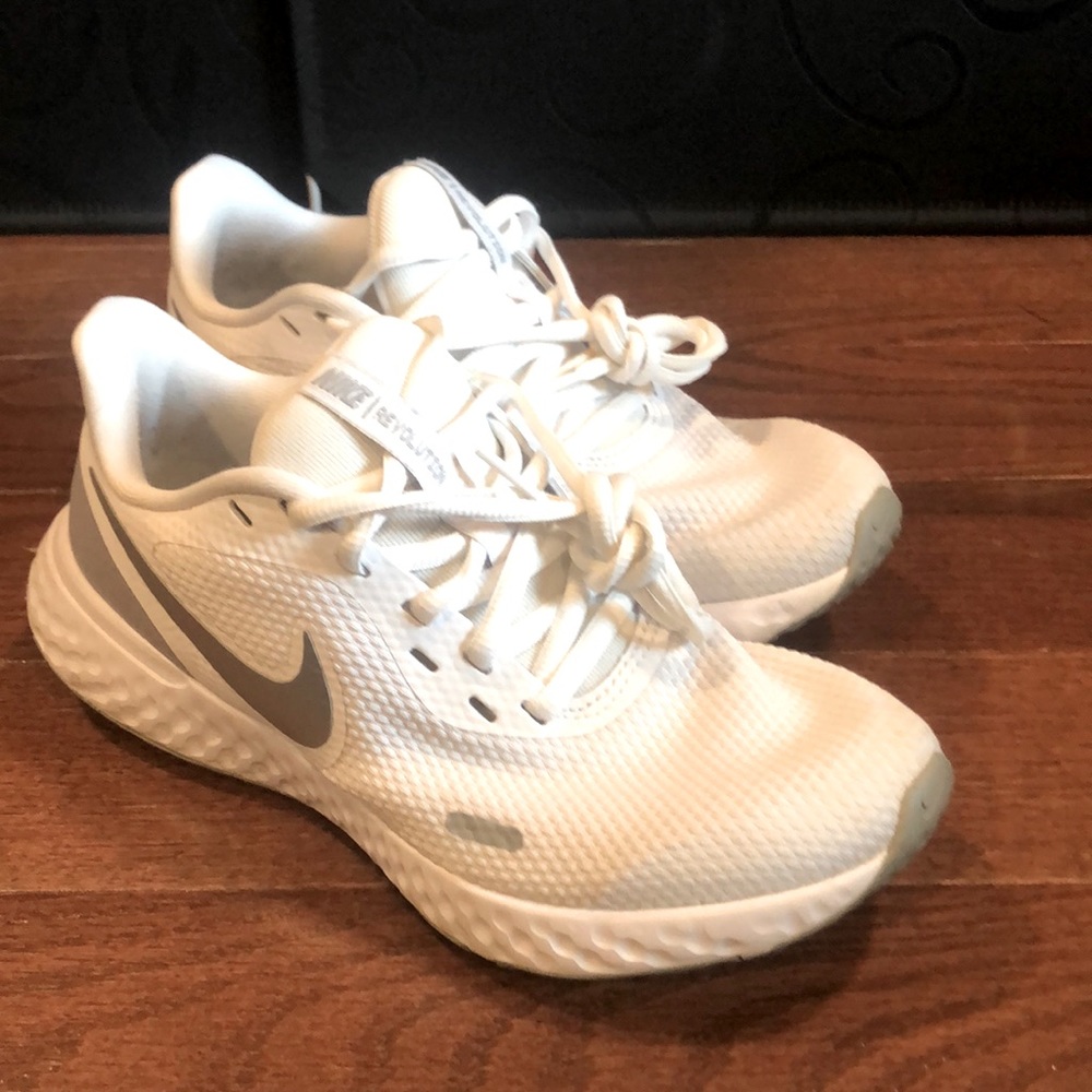 Women Nike Sz 6